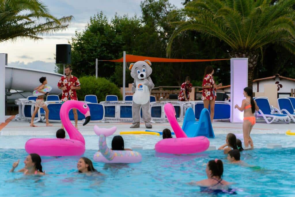 Camping-4-etoiles-biarrtiz-animations-piscine-soirees-pool-party-famille-1024x683