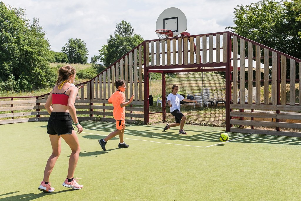 5-star Les Truffières de Dordogne campsite with entertainment for teenagers