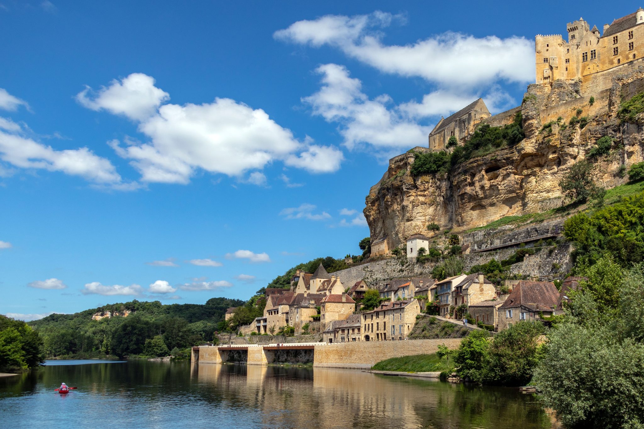 beynac-et-cazenac-dordogne-france-2025-03-18-14-51-52-utc-min